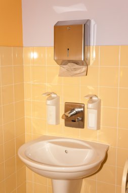 bir hastanede lavabo