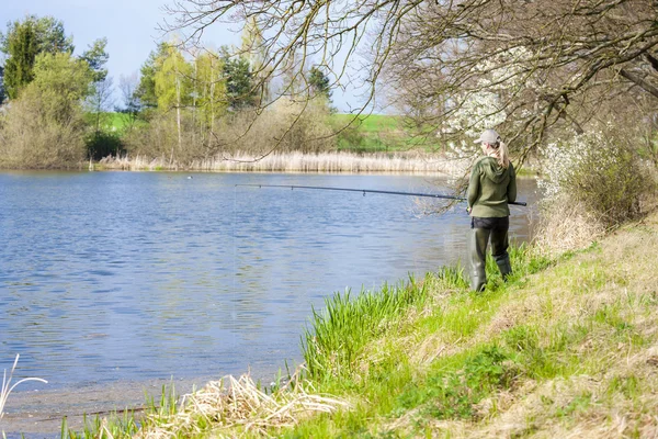 Femme pêche à l'étang au printemps — Photo