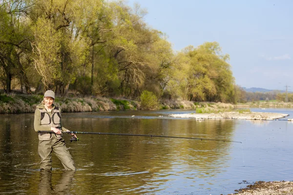 Mujer pescando en el río en primavera —  Fotos de Stock