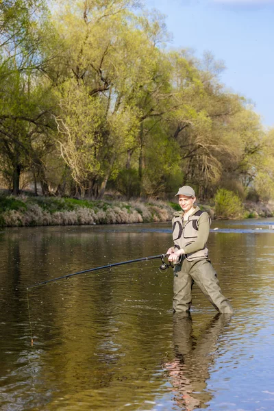 Mujer pescando en el río en primavera — Foto de Stock