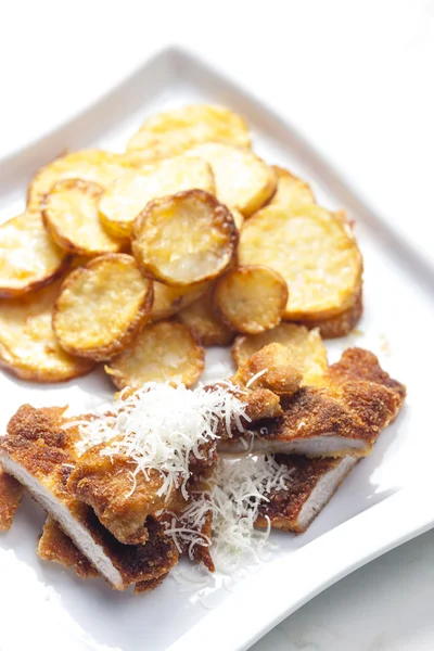 Filé de porco parmesão frito com batatas parmesão — Fotografia de Stock