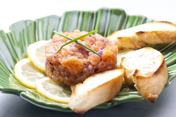 Salmon tartar with red onion — Stock Photo, Image