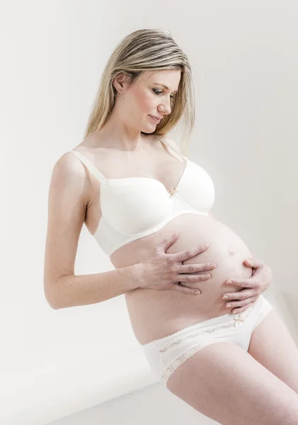 Gravid kvinna bär underkläder — Stockfoto