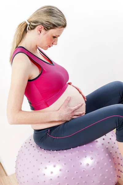 Zwangere vrouw doet oefeningen — Stockfoto