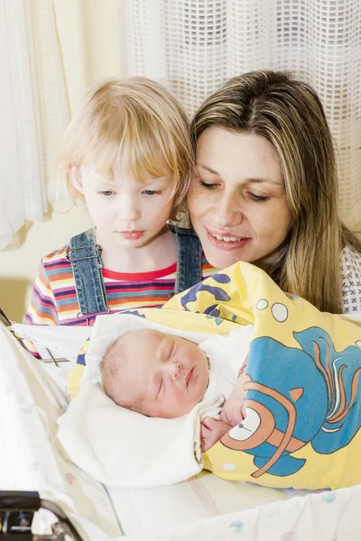 Portret van moeder met haar dochters in maternale ziekenhuis — Stockfoto