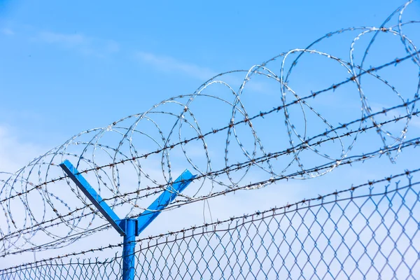 Havaalanında dikenli teller