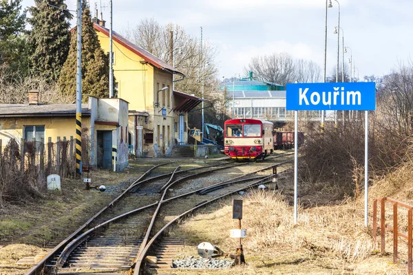 Carro del motor en la estación de tren de Kourim, República Checa — Foto de Stock