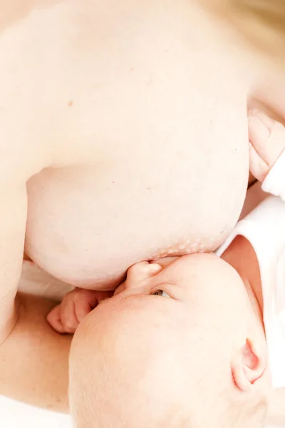 Porträt einer Mutter, die ihr Baby stillt — Stockfoto