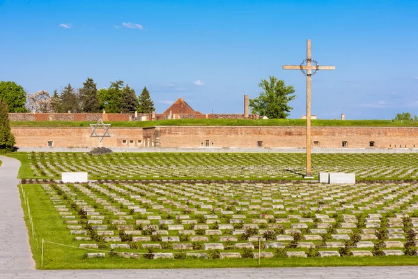 Small Fortress Theresienstadt with cemetery, Terezin — Stock Photo, Image