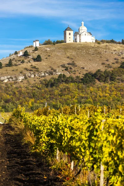 Golgata i Mikulov med höstliga vingård, Tjeckien — Stockfoto