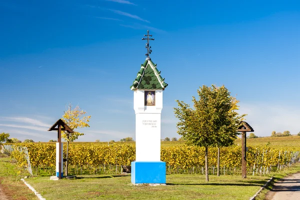Gottesfolter mit Weinberg in der Nähe von Velke bilovice, Tschechische Republik — Stockfoto