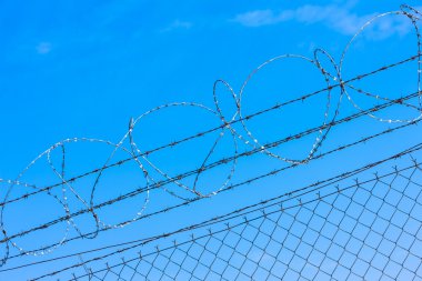 Havaalanında dikenli teller