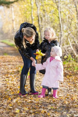 Anne ile kızı sonbahar doğada