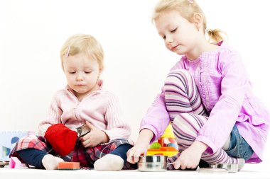 iki küçük kız çocuk çanak ile oynamak
