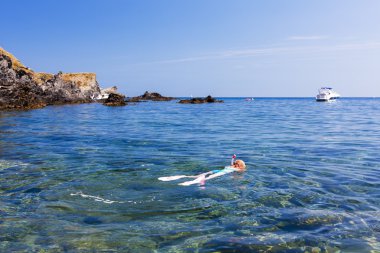 küçük kız şnorkel Akdeniz'de, Fransa