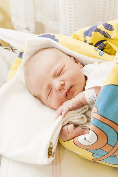 Newborn baby girl in maternal hospital — Stock Photo, Image