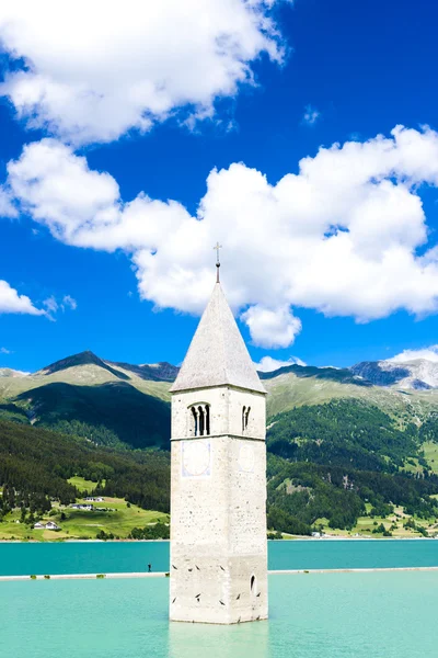 Tour de l'église coulée dans le lac Resia, Tyrol du Sud — Photo