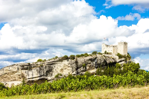 Zřícenina hradu ve městě vaison-la-romaine s vinicí — Stock fotografie