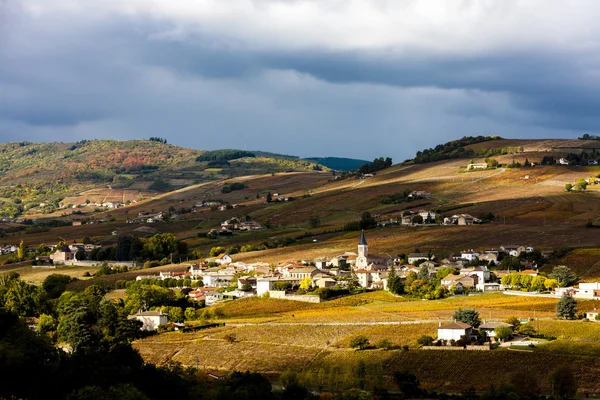 Pueblo Julienas con viñedos en Beaujolais, Ródano-Alpes —  Fotos de Stock