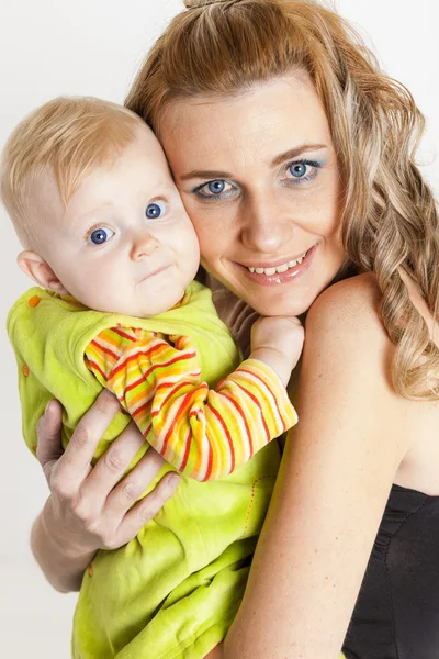 Porträt der Mutter mit ihrem kleinen Mädchen — Stockfoto