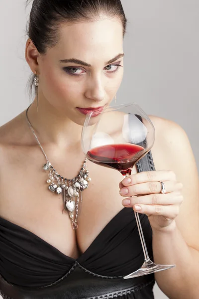 Jeune femme buvant du vin rouge — Photo