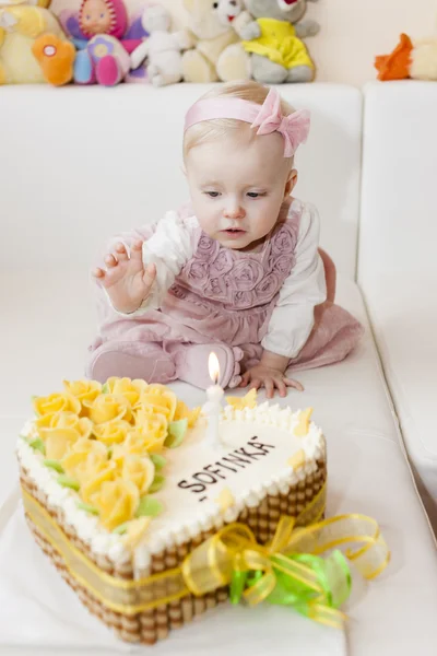 坐在蹒跚学步的女孩与她的生日蛋糕 — 图库照片