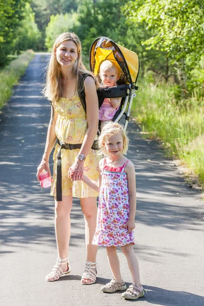 Mother with her daughters on the trip — Stock Photo, Image