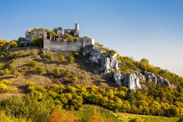 Ruiny zamku Falkenstein w jesieni, Dolna Austria, Austria — Zdjęcie stockowe