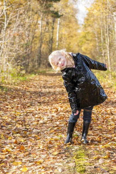 Маленька дівчинка в гумових чоботях в автентичній природі — стокове фото