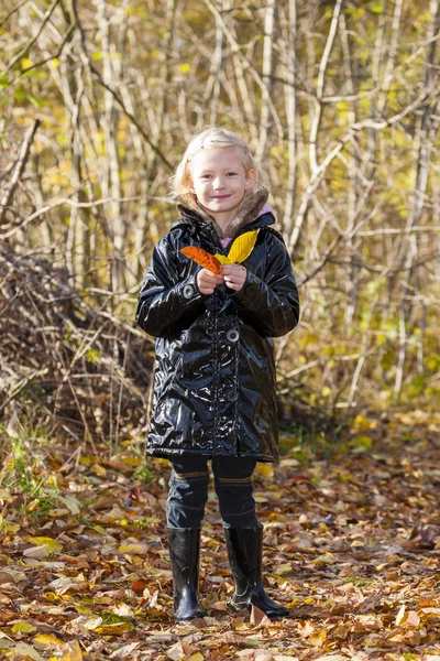 Lilla flickan bär gummistövlar — Stockfoto