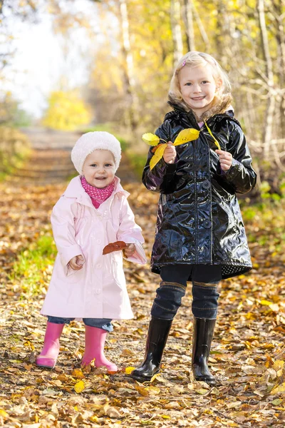 Små flickor bär gummistövlar — Stockfoto