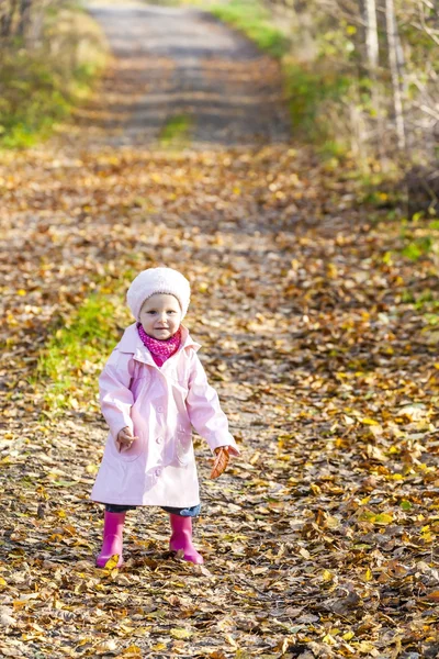 Lilla flickan bär gummistövlar — Stockfoto