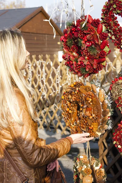 Vrouw op kerstmarkt, Vienna — Stockfoto