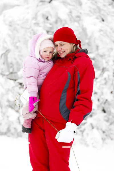 Porträtt av mor med lilla dotter på vintern — Stockfoto