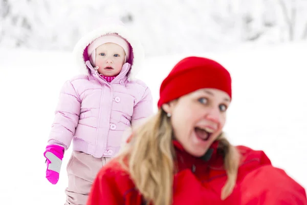 Porträtt av mor med lilla dotter på vintern — Stockfoto