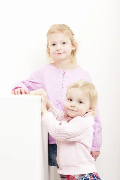 Porträtt av två små flickor — Stockfoto