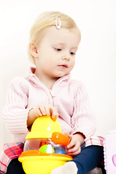 Jugando niña niño pequeño — Foto de Stock