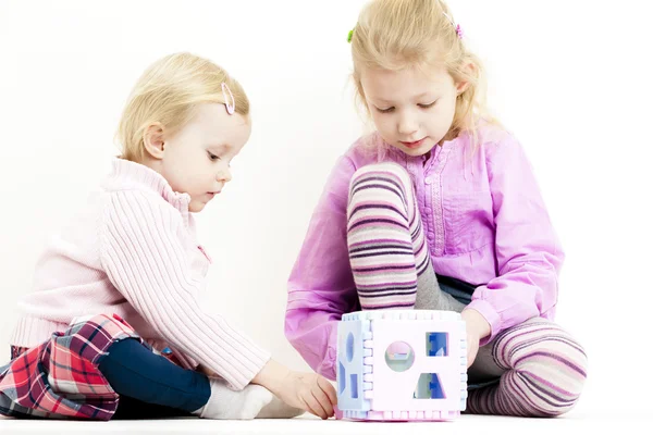 Gra dwa małe dziewczynki — Zdjęcie stockowe