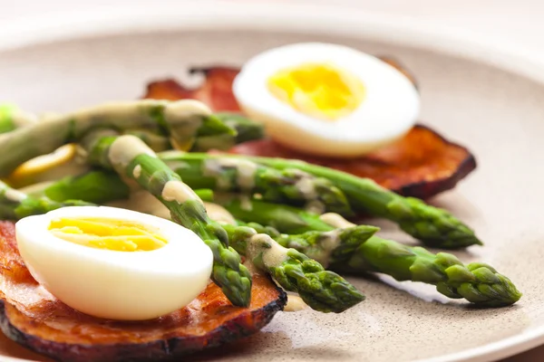 Boiled green asparagus with bacon, egg and mustard dip — Stock Photo, Image