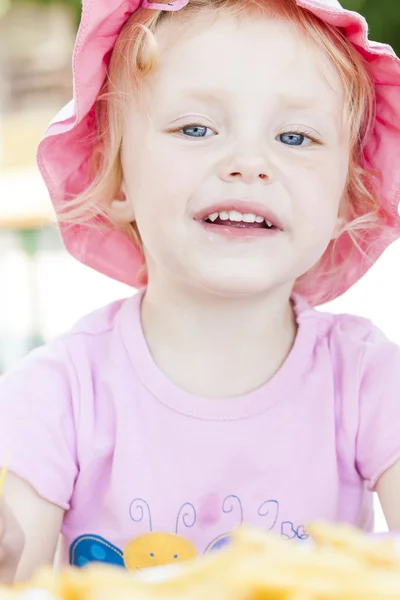 Niña comiendo patatas fritas — Foto de Stock