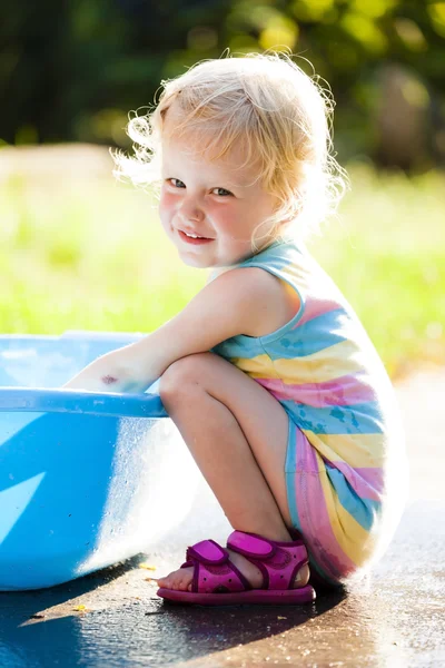 Toddler girl playing in summer — Stock Photo, Image