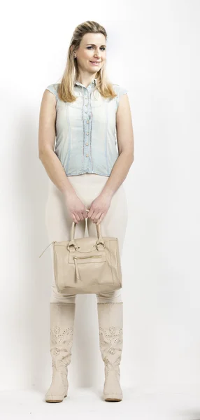 Femme portant des bottes d'été avec un sac à main — Photo