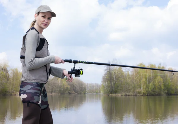 Vrouw vissen in de rivier in het voorjaar van — Stockfoto