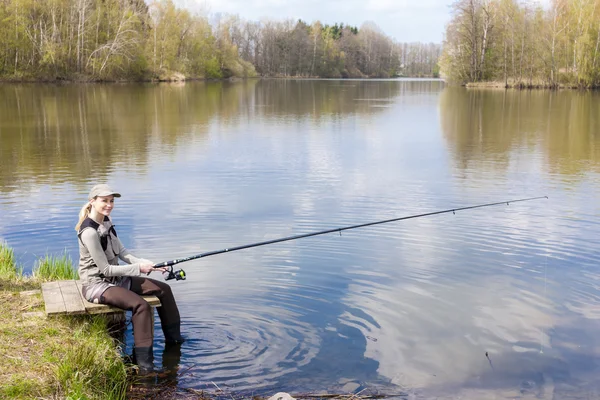 Kvinna fiske i floden under våren — Stockfoto