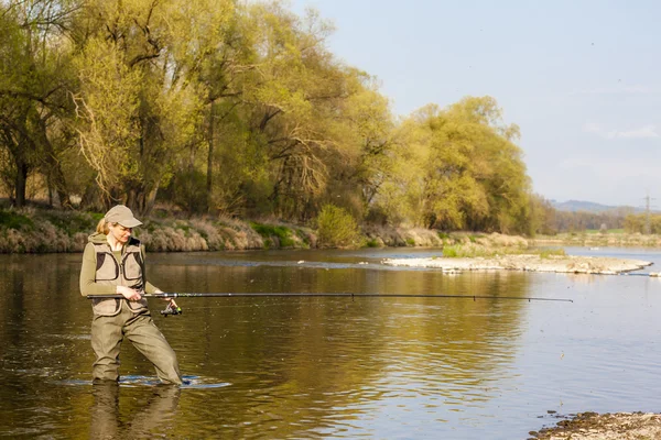 Žena, rybaření v řece na jaře — Stock fotografie
