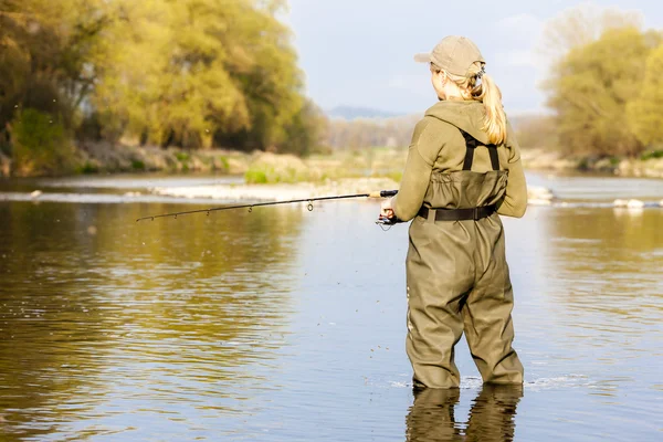 Kvinna fiske i floden under våren — Stockfoto