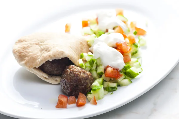 Meatball in pan pita with tomato and cucumber salad — Stock Photo, Image