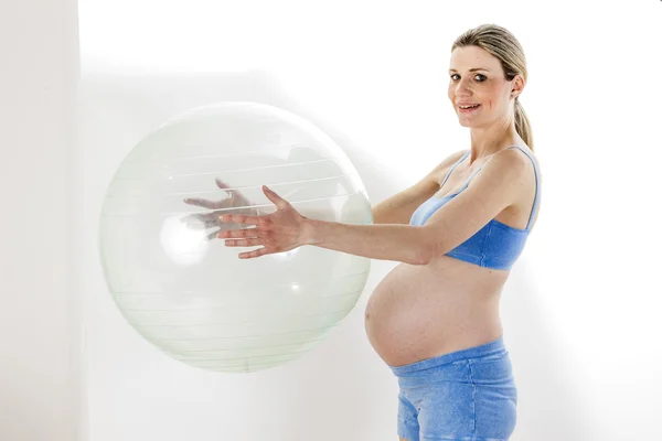 Femme enceinte faisant des exercices avec une balle — Photo