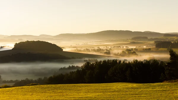 Paisagem outonal na névoa, Sumava, República Checa Imagens De Bancos De Imagens