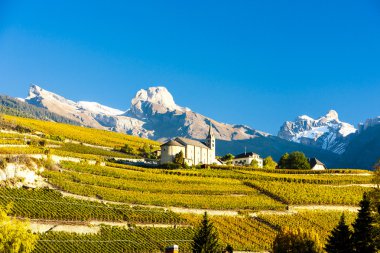 Üzüm bağları Conthey, Sion bölge, Kanton Valais kilisede aşağıda